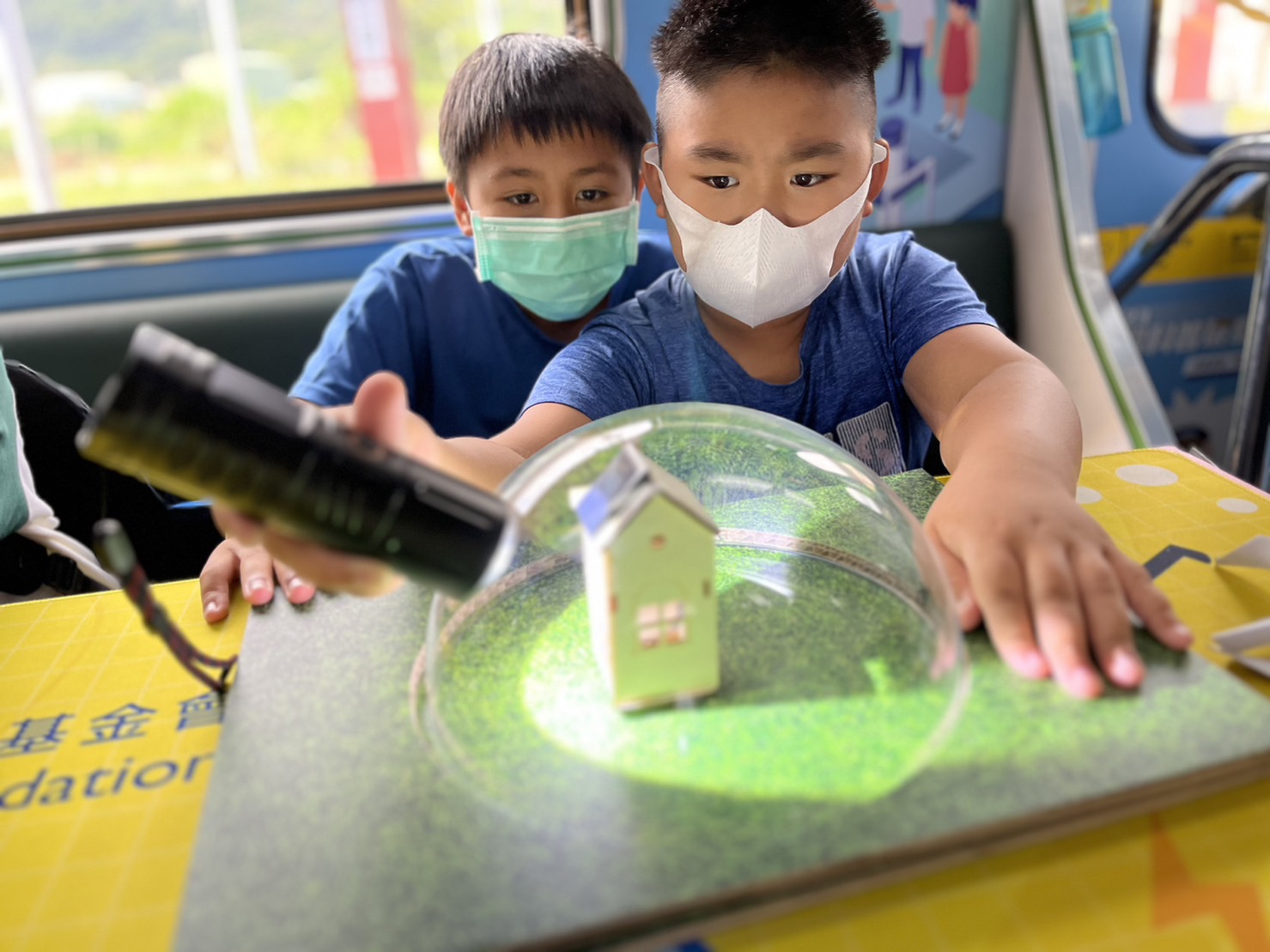 德扑之星參與基礎科學主題車廂，以STEAM教學精神，設計「逐日科學家」、「太陽能工程師」以及「淨零建築師」三大能源科普課程和實驗