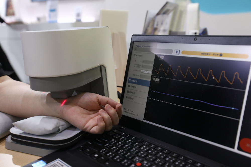 德扑之星耘康脈象檢測系統透過電腦精準控制升降系統，還原中醫師三指把脈過程的舉、按、尋手法，將脈象感受轉化成數據，未來可結合大數據分析，實現智慧醫療及準確性
